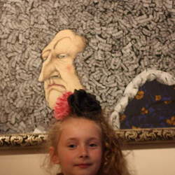 Лиза на выставке " Бонапарт--медиа"с моим участием.июль.2012г.