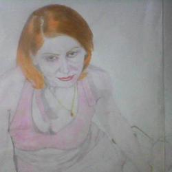 Длинноволосая шатенка.