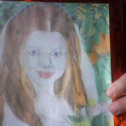 Невеста рядом с апельсиновым деревом.