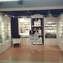 Витрины для магазина "Жизнь в миниатюре" Москва.