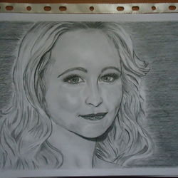 Кэндис Аккола,известная как Кэролайн Форбс в сериале Дневники вампира