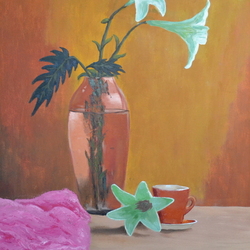 цветы в стеклянной вазе,с розовым платком