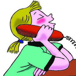 Девочка говорит по телефону