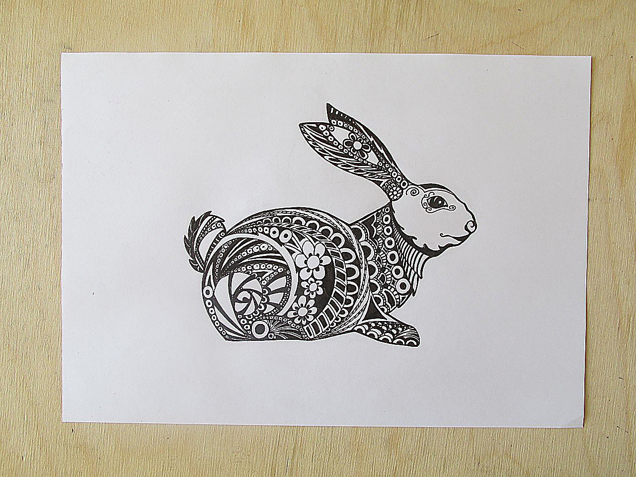 Зайка ручкой. Стилизованный заяц. Стилизация зайца. Кролик стилизация. Стилизованные изображения животных.