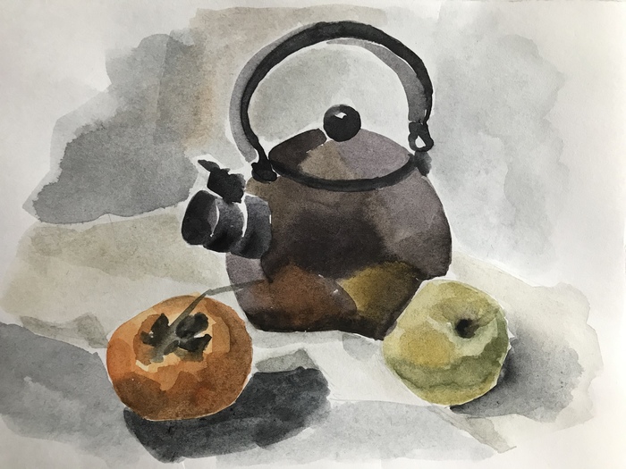 Чайник, хурма и яблоко