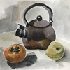 Чайник, хурма и яблоко